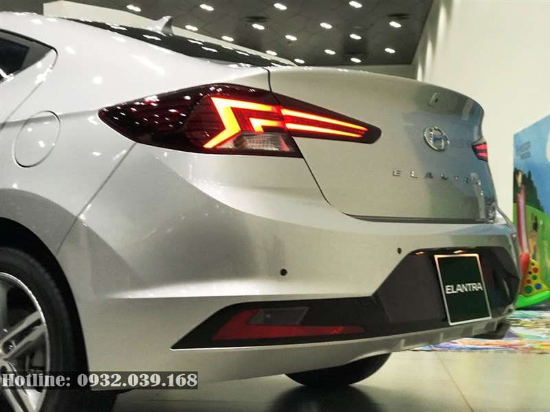 Phần đuôi xe Hyundai Elantra Sport 2020
