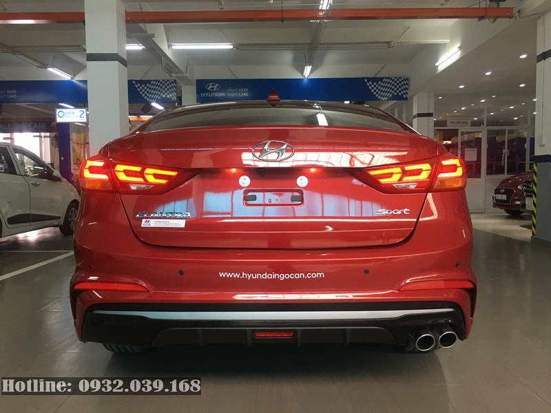 Hyundai Elantra Sport 1.6Turbo nhìn phía sau
