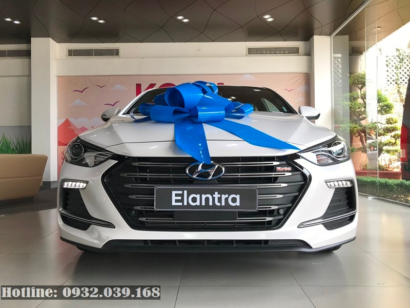 Hyundai Elantra Sport màu trắng