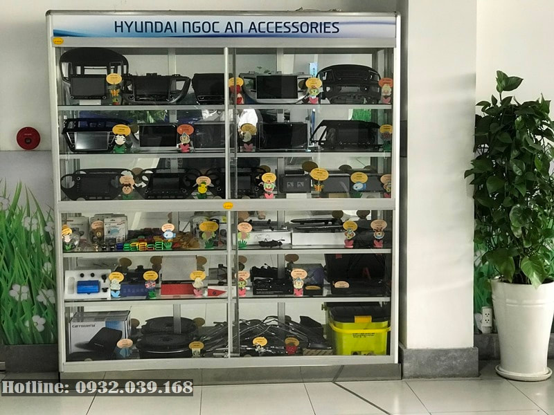 Kệ phụ kiện bên trong đại lý Hyundai Ngọc An